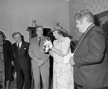 882652 Afbeelding van het bezoek van koningin Beatrix en prins Claus tijdens hun bezoek aan de stad Utrecht, ontvangen ...